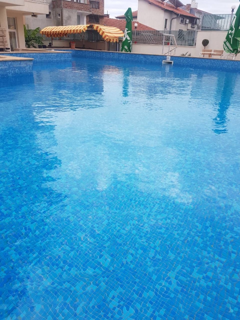 Безплатен басейн с луксозни шезлонги и чадъри, Обзор Сити Хотел